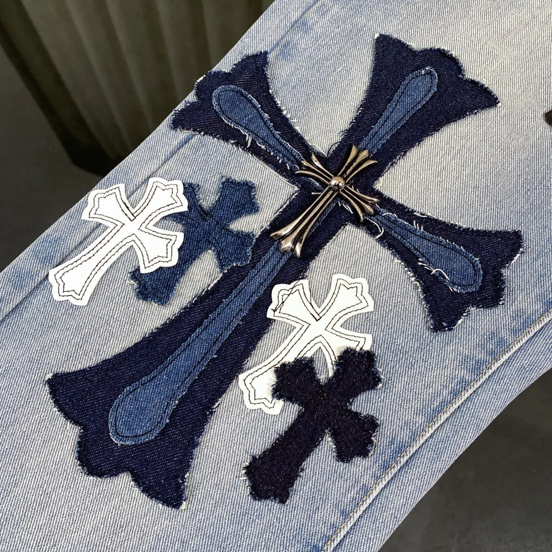 🅿️360 Ch rare co-branded top item Chrome hearts new Chrome hearts patchwork leather patch cross stitching micro-flare jeans Top-notch configuration, invincible details! ! Cleanfit has become very popular in the past two years, and Kroxin’s consistent style is particularly high-end! ! Imported Japanese woven fabric ready-made clothes, genuine leather Crocodile leather labels and waist cloth leather tags are sewn on. The overall process is very cumbersome. The buttons on the trousers fly, rivets, back pockets and metal decorative plates are all custom-made from molds. After they are finished, they are distressed to create a very effective effect. It has a vintage taste, and has been used by all kinds of big-name European and American celebrities. Kenijima’s cleanfit style has become popular all over the world~ Top-grade hardware, pay attention to my detailed photos, the buttons are all detachable, and they are made of 925 engraved silver! ! Match as you like, suitable for both men and women ✔️✔️ Color: Blue Size: S M L XL